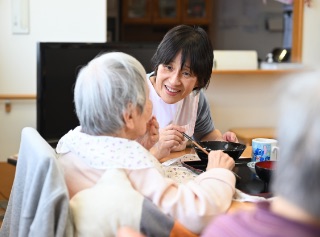 グループホーム：温かな家庭的環境で認知症の方を24時間専門スタッフによりサポートします。